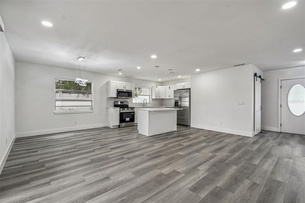 合同活跃: $554,999 (5 贝兹, 3 浴室, 1758 平方英尺)