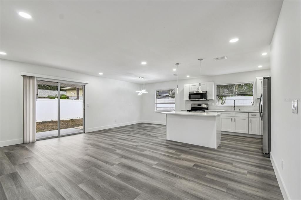 合同活跃: $554,999 (5 贝兹, 3 浴室, 1758 平方英尺)