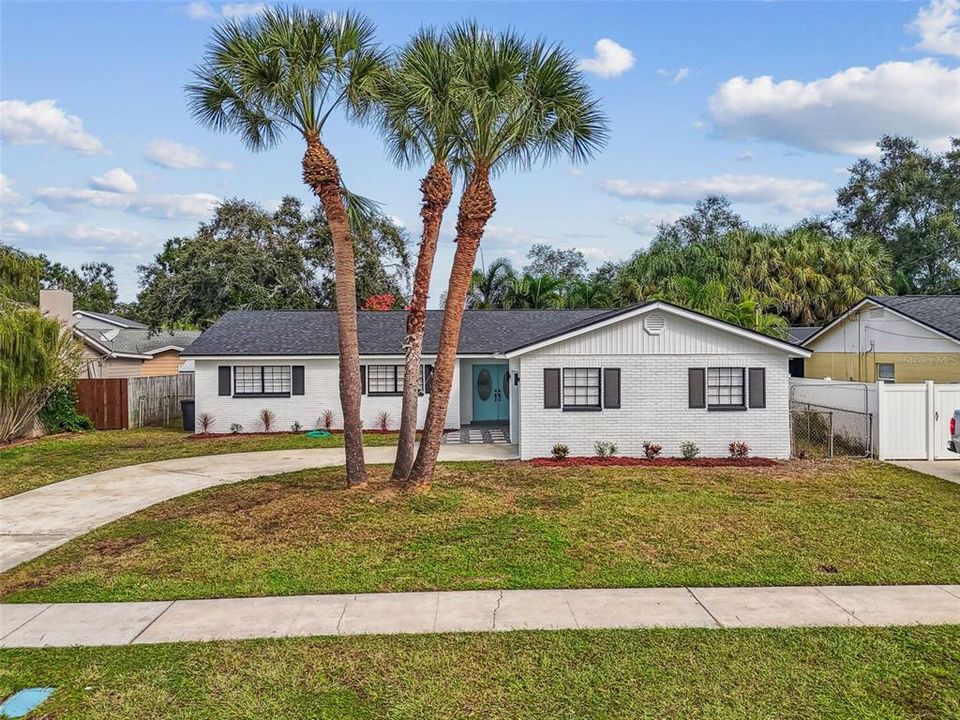 合同活跃: $554,999 (5 贝兹, 3 浴室, 1758 平方英尺)