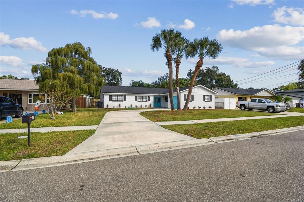 合同活跃: $554,999 (5 贝兹, 3 浴室, 1758 平方英尺)