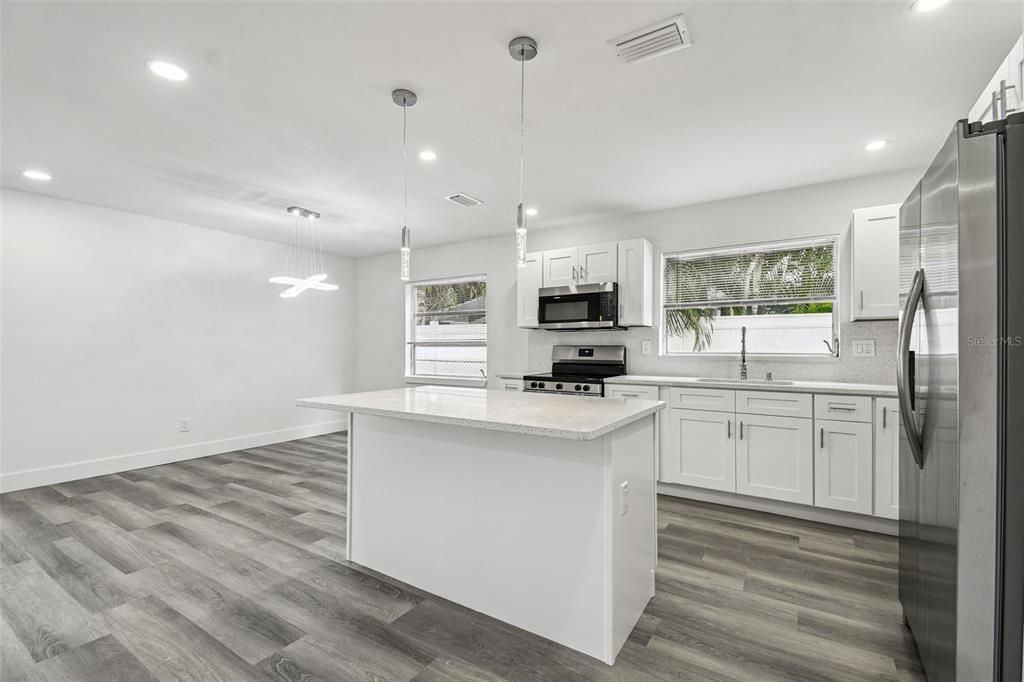 合同活跃: $554,999 (5 贝兹, 3 浴室, 1758 平方英尺)