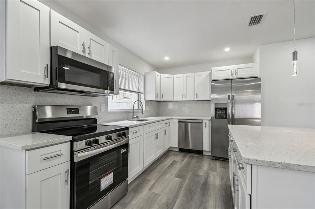 合同活跃: $554,999 (5 贝兹, 3 浴室, 1758 平方英尺)