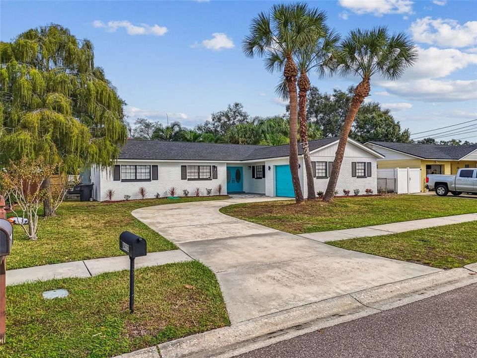 合同活跃: $554,999 (5 贝兹, 3 浴室, 1758 平方英尺)