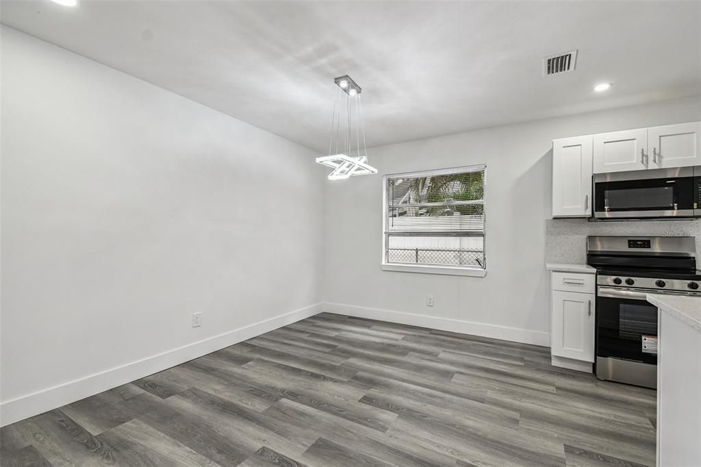 合同活跃: $554,999 (5 贝兹, 3 浴室, 1758 平方英尺)