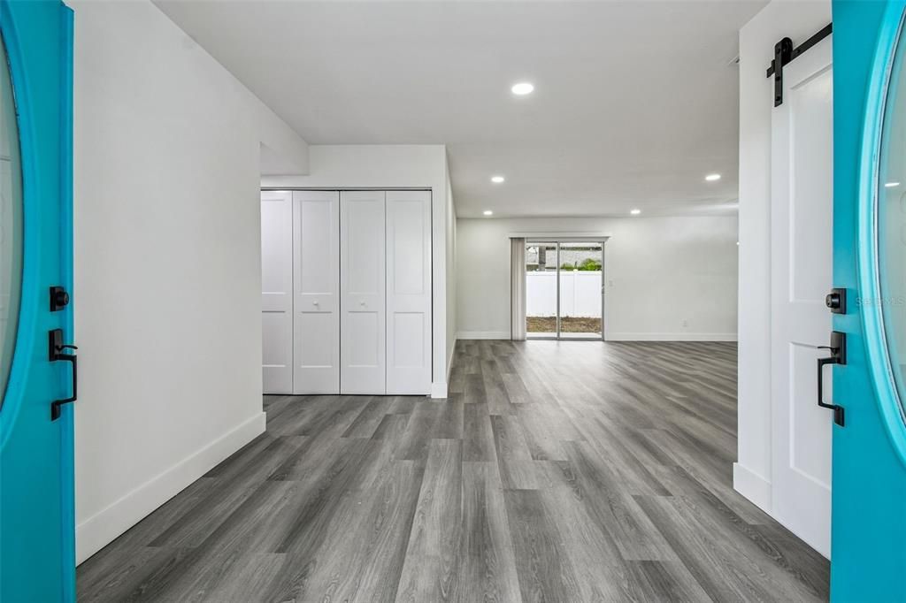 合同活跃: $554,999 (5 贝兹, 3 浴室, 1758 平方英尺)