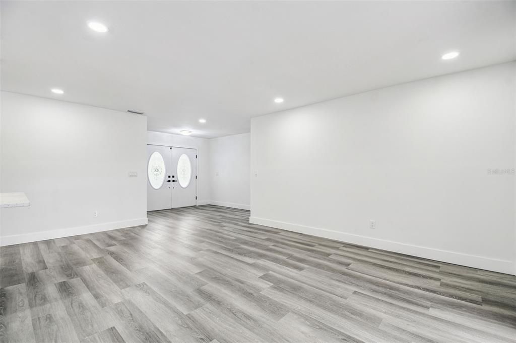 合同活跃: $554,999 (5 贝兹, 3 浴室, 1758 平方英尺)