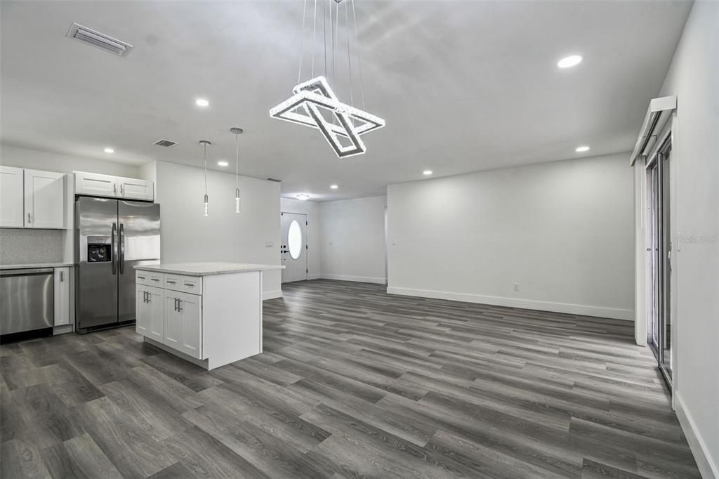 合同活跃: $554,999 (5 贝兹, 3 浴室, 1758 平方英尺)