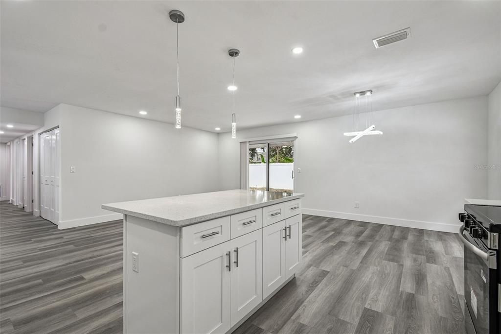 合同活跃: $554,999 (5 贝兹, 3 浴室, 1758 平方英尺)