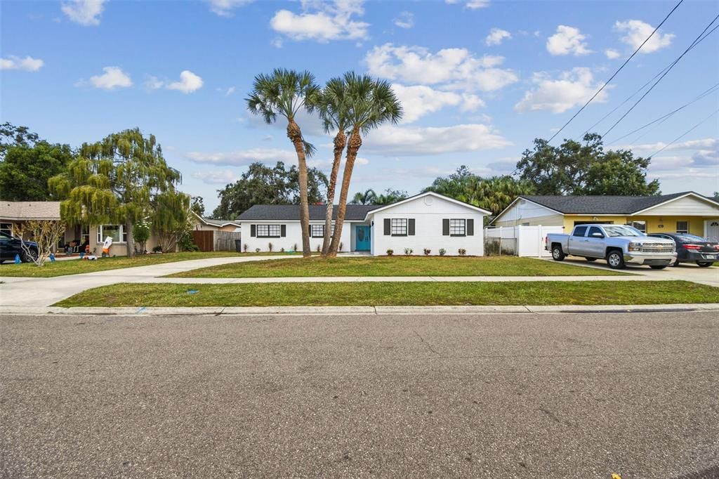 合同活跃: $554,999 (5 贝兹, 3 浴室, 1758 平方英尺)