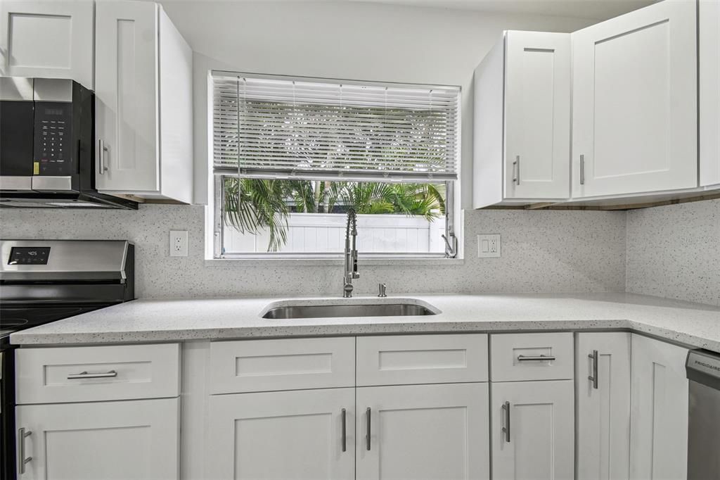 合同活跃: $554,999 (5 贝兹, 3 浴室, 1758 平方英尺)