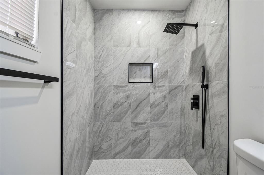 合同活跃: $554,999 (5 贝兹, 3 浴室, 1758 平方英尺)