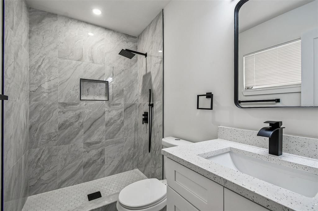 合同活跃: $554,999 (5 贝兹, 3 浴室, 1758 平方英尺)