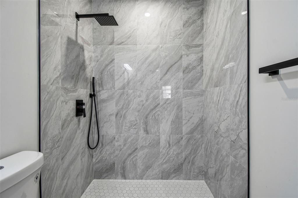 合同活跃: $554,999 (5 贝兹, 3 浴室, 1758 平方英尺)