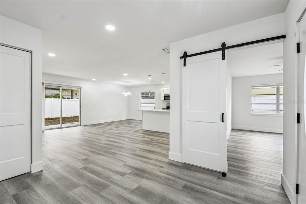 合同活跃: $554,999 (5 贝兹, 3 浴室, 1758 平方英尺)