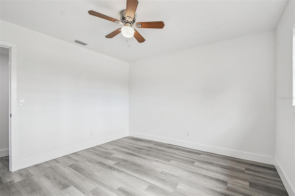 合同活跃: $554,999 (5 贝兹, 3 浴室, 1758 平方英尺)