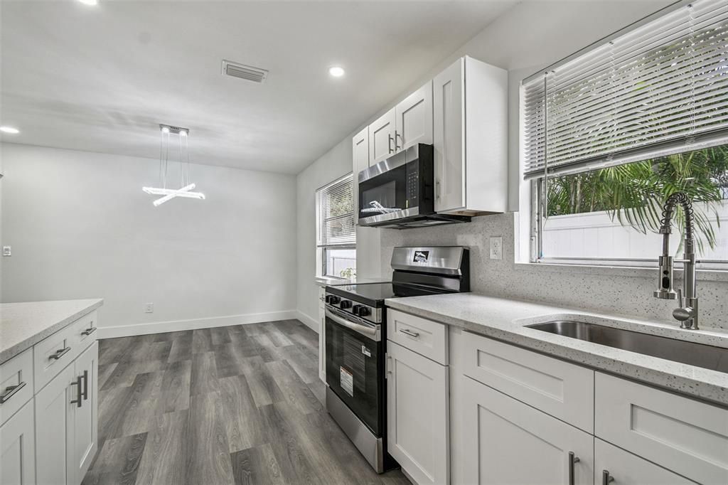 合同活跃: $554,999 (5 贝兹, 3 浴室, 1758 平方英尺)