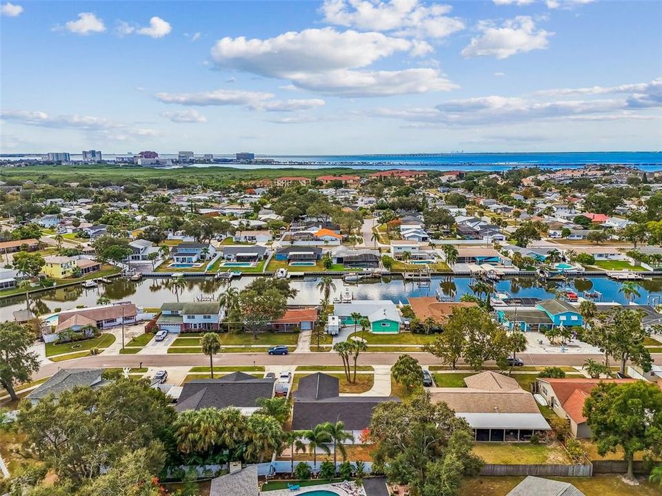 合同活跃: $554,999 (5 贝兹, 3 浴室, 1758 平方英尺)