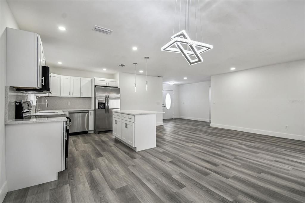 合同活跃: $554,999 (5 贝兹, 3 浴室, 1758 平方英尺)