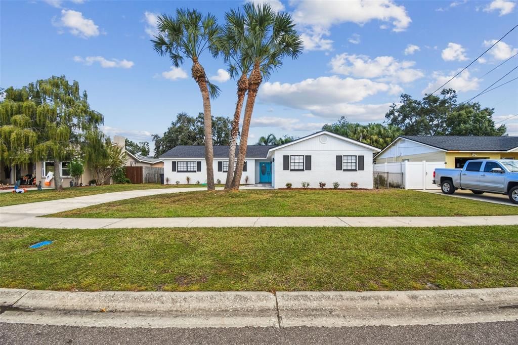 合同活跃: $554,999 (5 贝兹, 3 浴室, 1758 平方英尺)