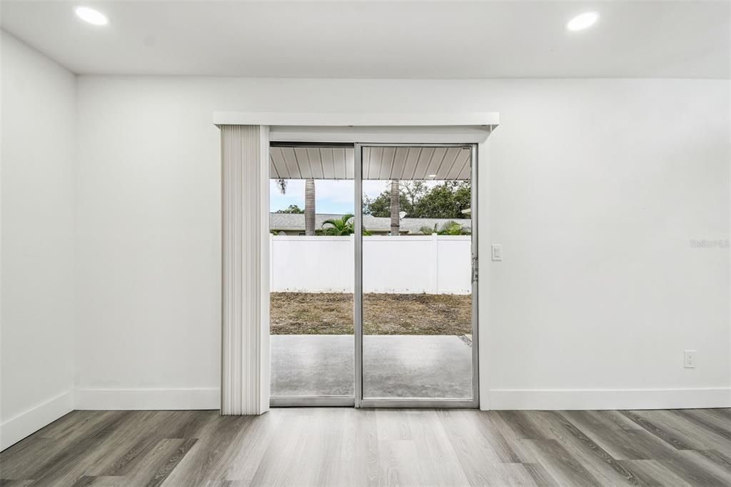 合同活跃: $554,999 (5 贝兹, 3 浴室, 1758 平方英尺)