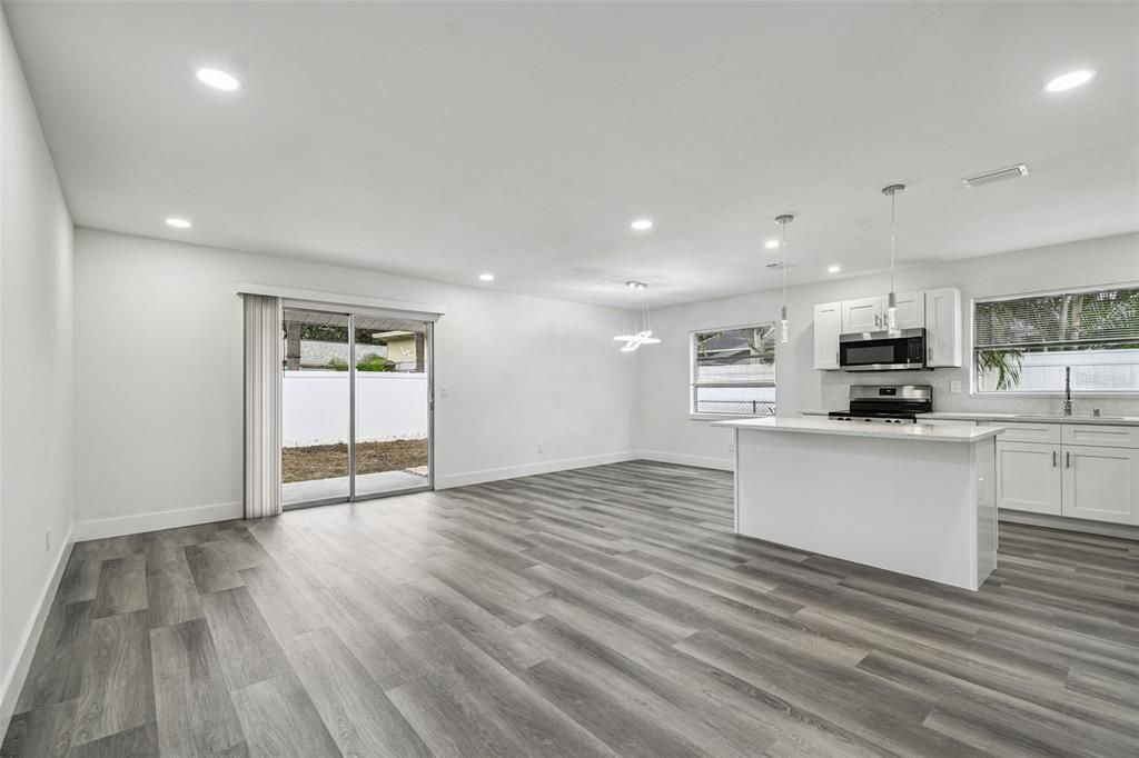 合同活跃: $554,999 (5 贝兹, 3 浴室, 1758 平方英尺)