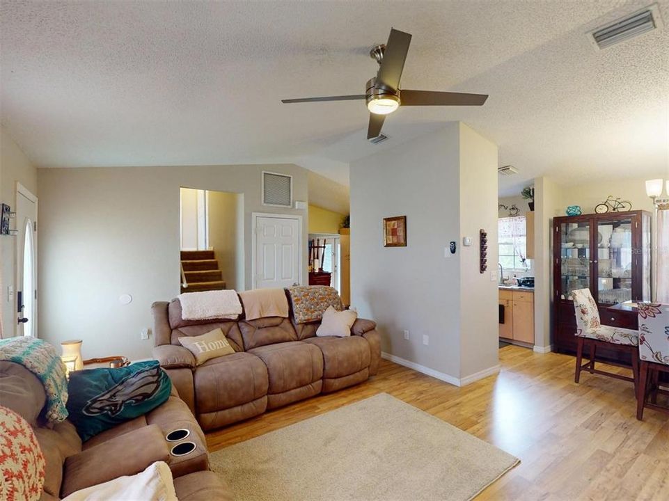 Activo con contrato: $214,900 (3 camas, 2 baños, 1282 Pies cuadrados)