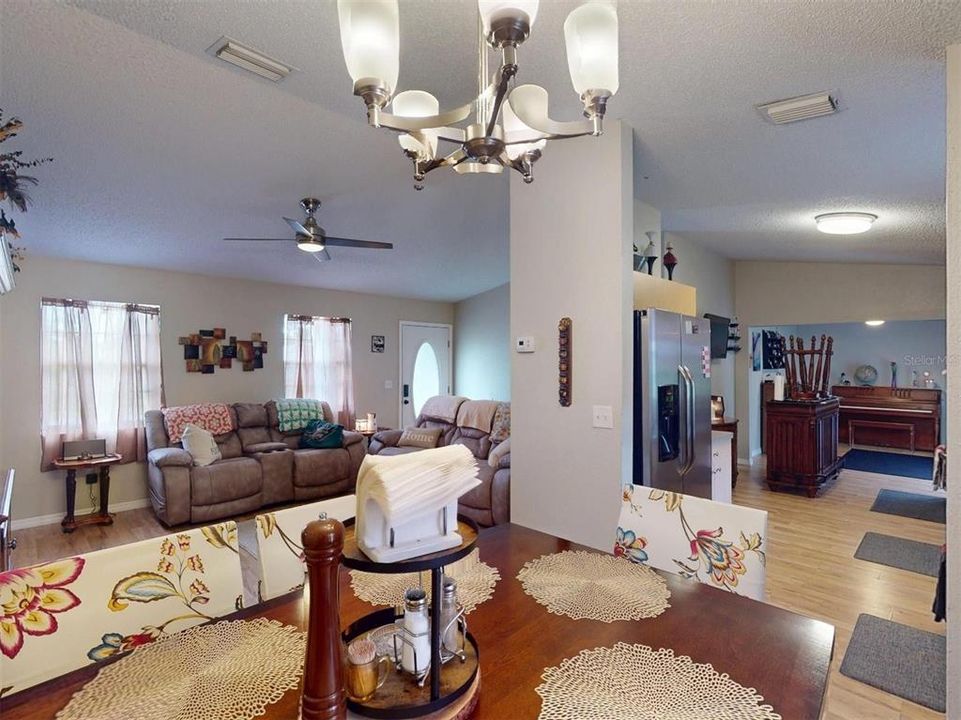 Activo con contrato: $214,900 (3 camas, 2 baños, 1282 Pies cuadrados)