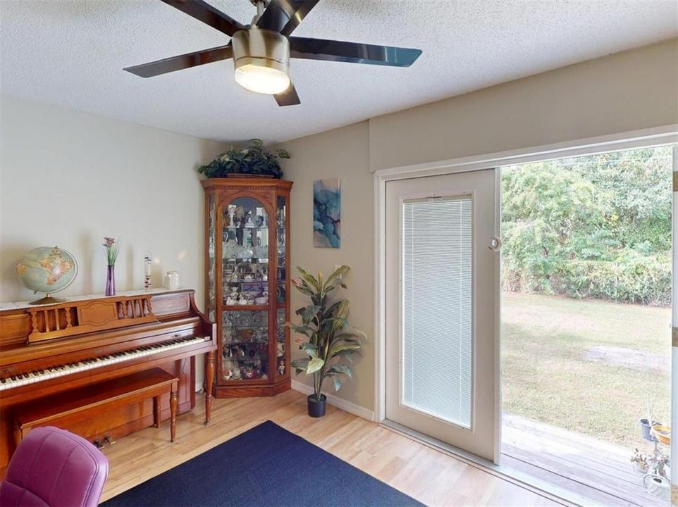 Activo con contrato: $214,900 (3 camas, 2 baños, 1282 Pies cuadrados)