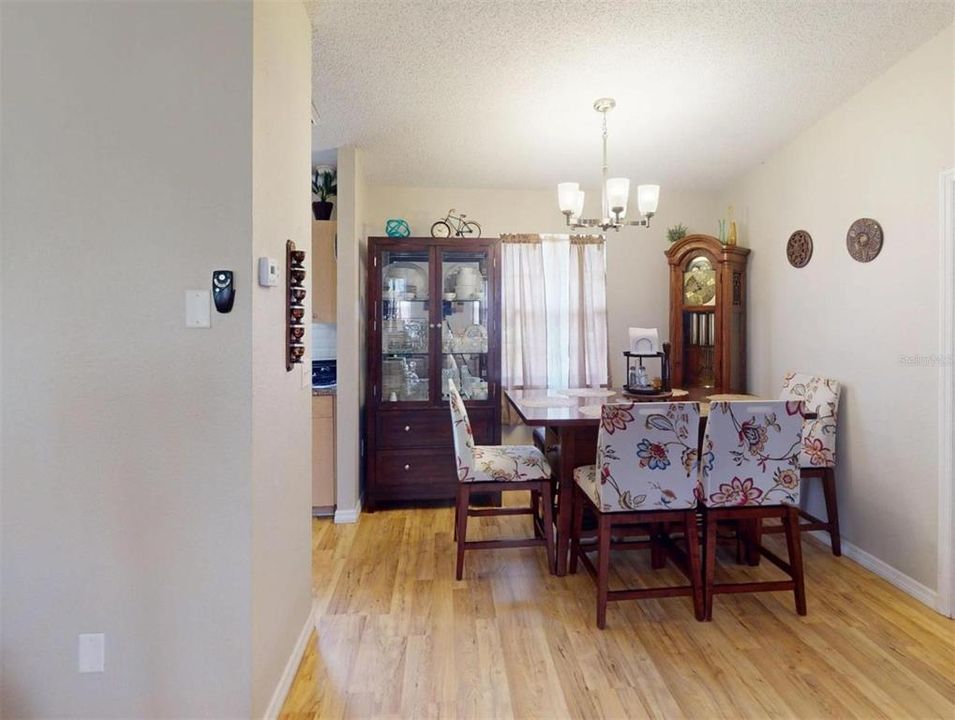 Activo con contrato: $214,900 (3 camas, 2 baños, 1282 Pies cuadrados)