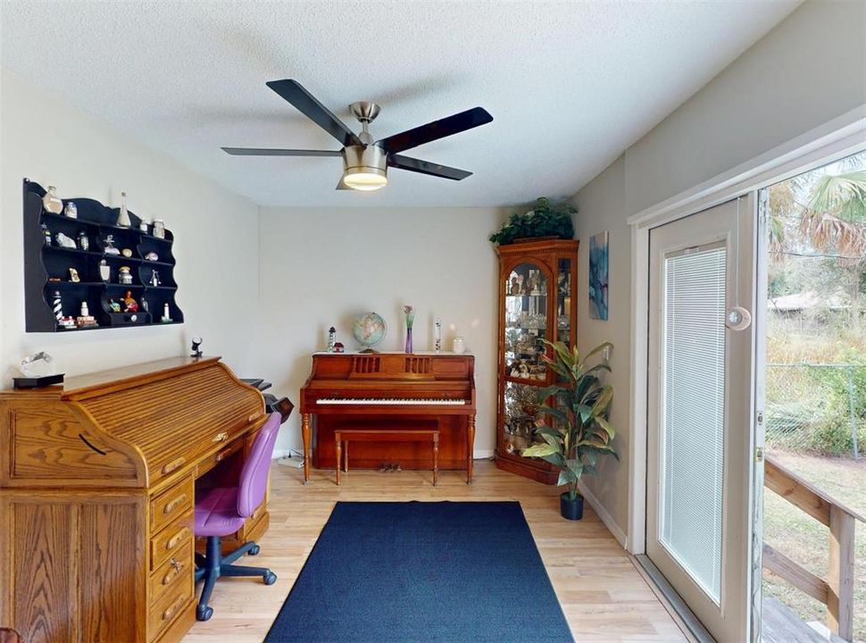 Activo con contrato: $214,900 (3 camas, 2 baños, 1282 Pies cuadrados)