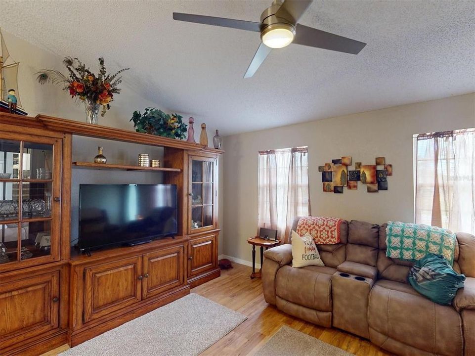 Activo con contrato: $214,900 (3 camas, 2 baños, 1282 Pies cuadrados)