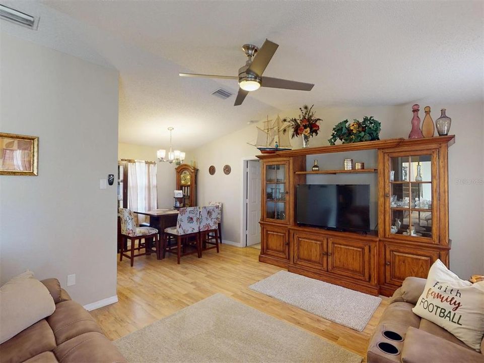 Activo con contrato: $214,900 (3 camas, 2 baños, 1282 Pies cuadrados)