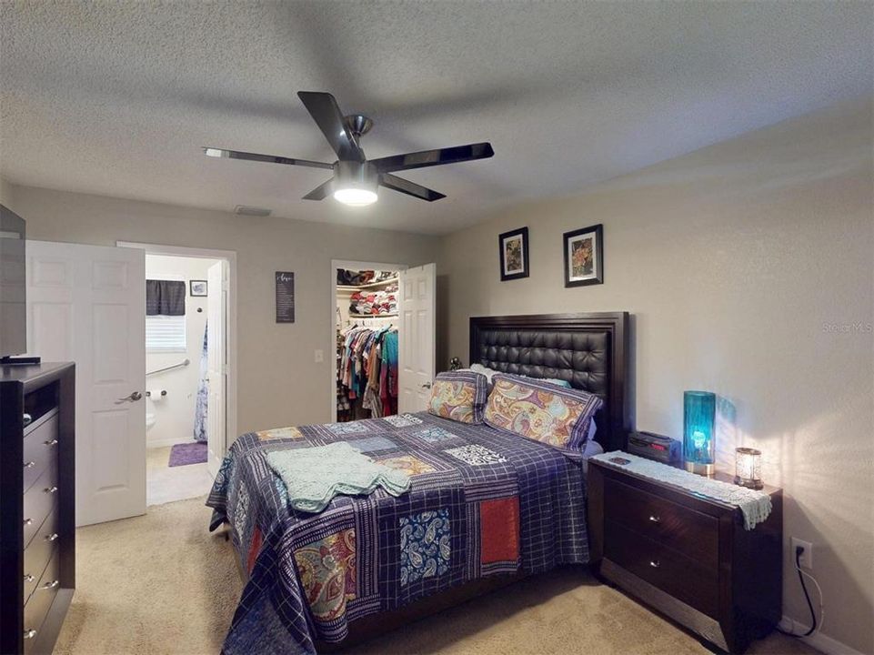 Activo con contrato: $214,900 (3 camas, 2 baños, 1282 Pies cuadrados)