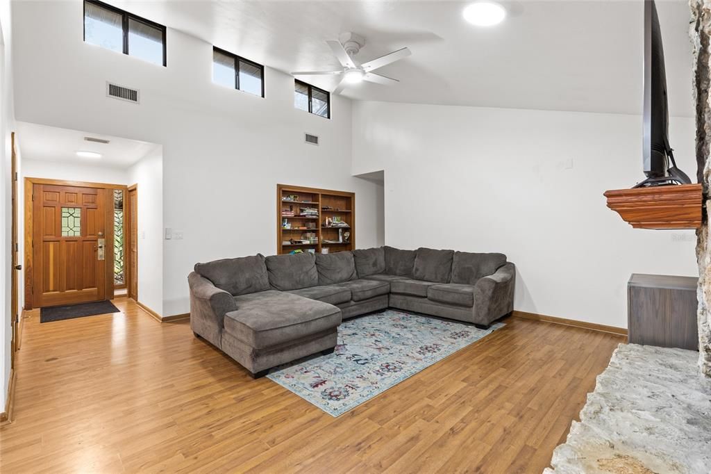Active With Contract: $299,900 (3 beds, 2 baths, 1666 Square Feet)
