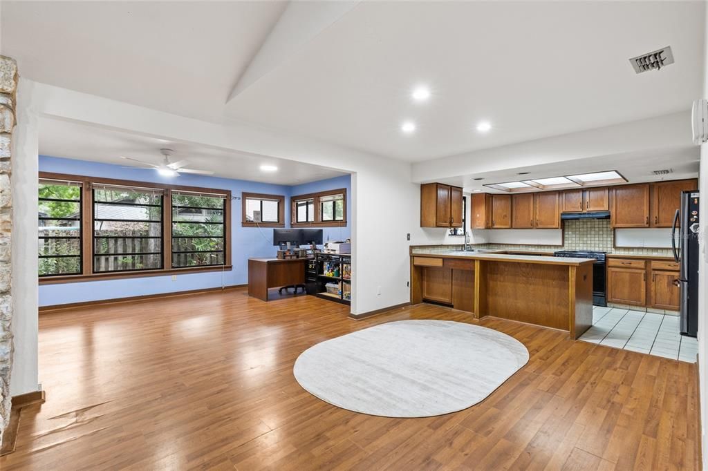 Active With Contract: $299,900 (3 beds, 2 baths, 1666 Square Feet)