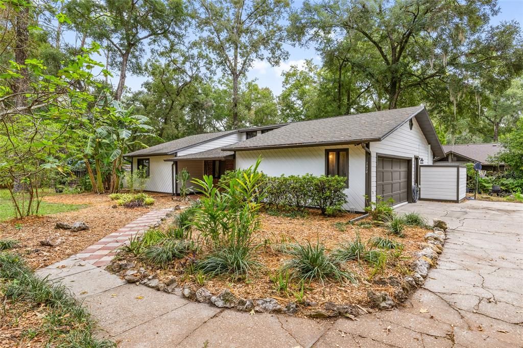 Active With Contract: $299,900 (3 beds, 2 baths, 1666 Square Feet)