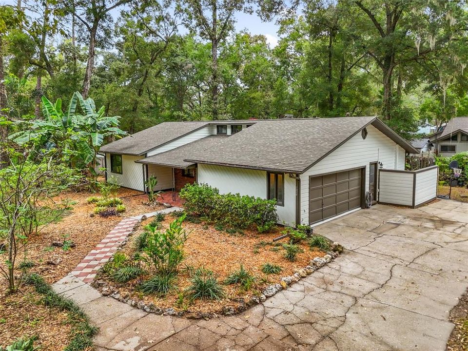 Active With Contract: $299,900 (3 beds, 2 baths, 1666 Square Feet)