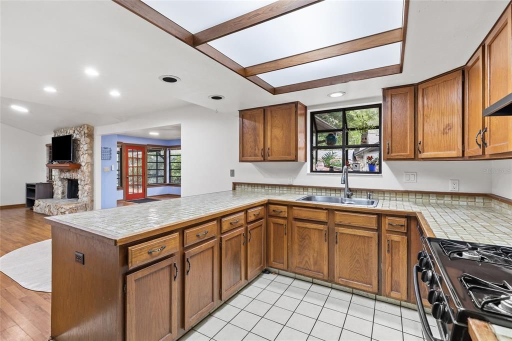 Active With Contract: $299,900 (3 beds, 2 baths, 1666 Square Feet)