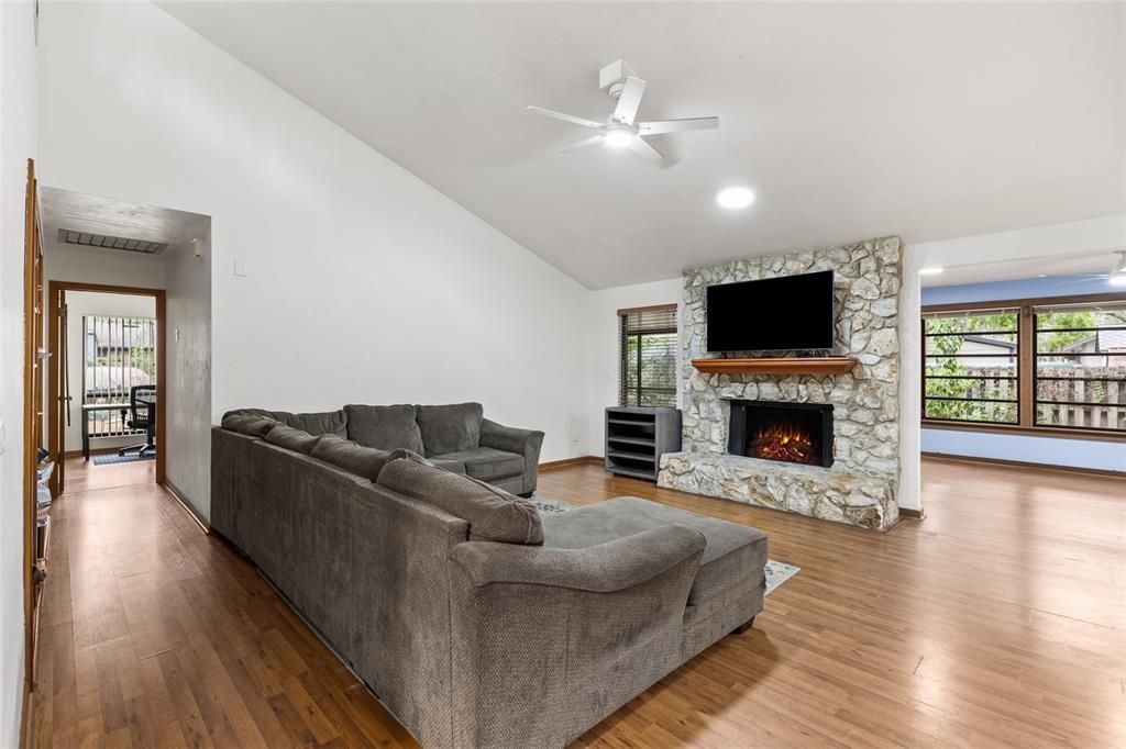 Active With Contract: $299,900 (3 beds, 2 baths, 1666 Square Feet)