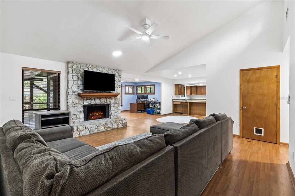 Active With Contract: $299,900 (3 beds, 2 baths, 1666 Square Feet)