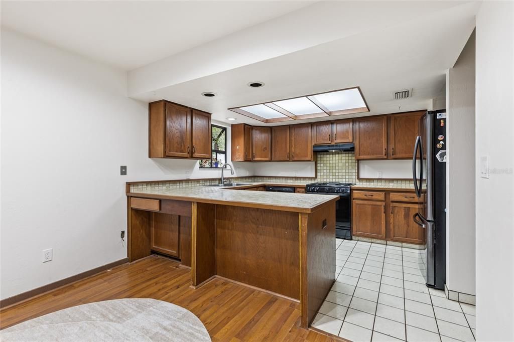 Active With Contract: $299,900 (3 beds, 2 baths, 1666 Square Feet)