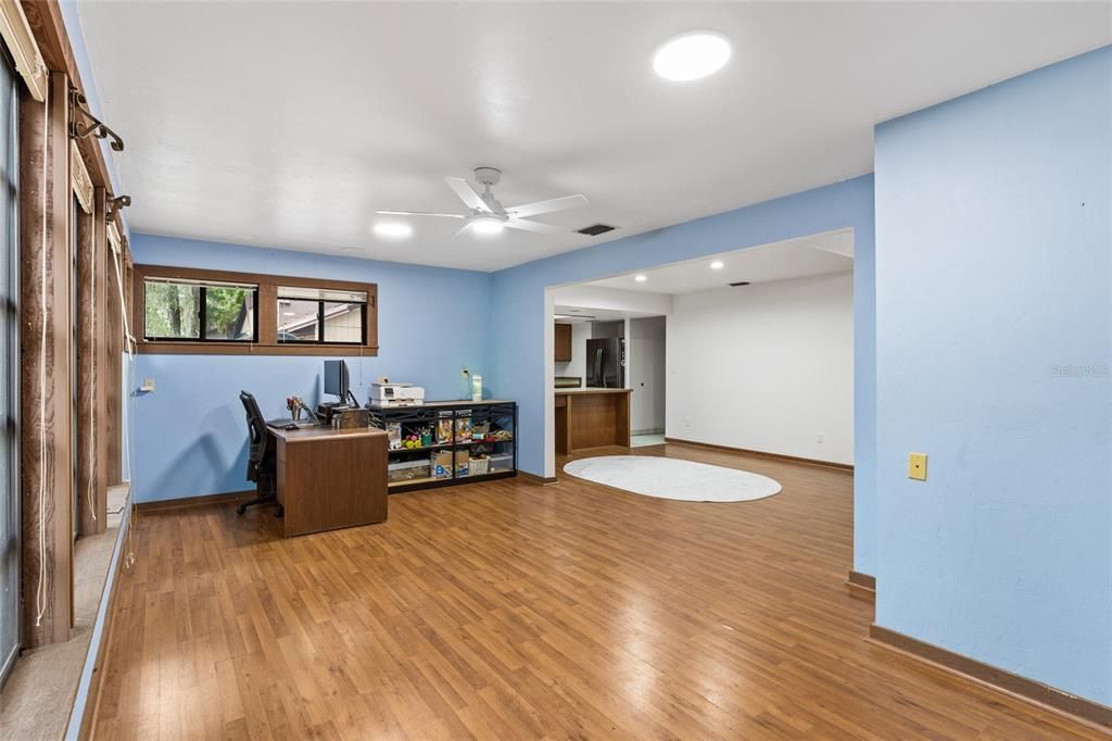 Active With Contract: $299,900 (3 beds, 2 baths, 1666 Square Feet)