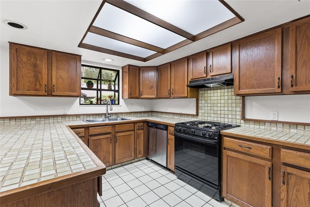 Active With Contract: $299,900 (3 beds, 2 baths, 1666 Square Feet)