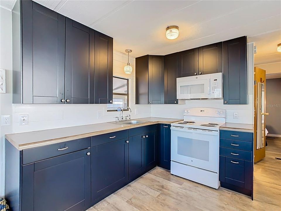 For Sale: $95,000 (1 beds, 1 baths, 408 Square Feet)