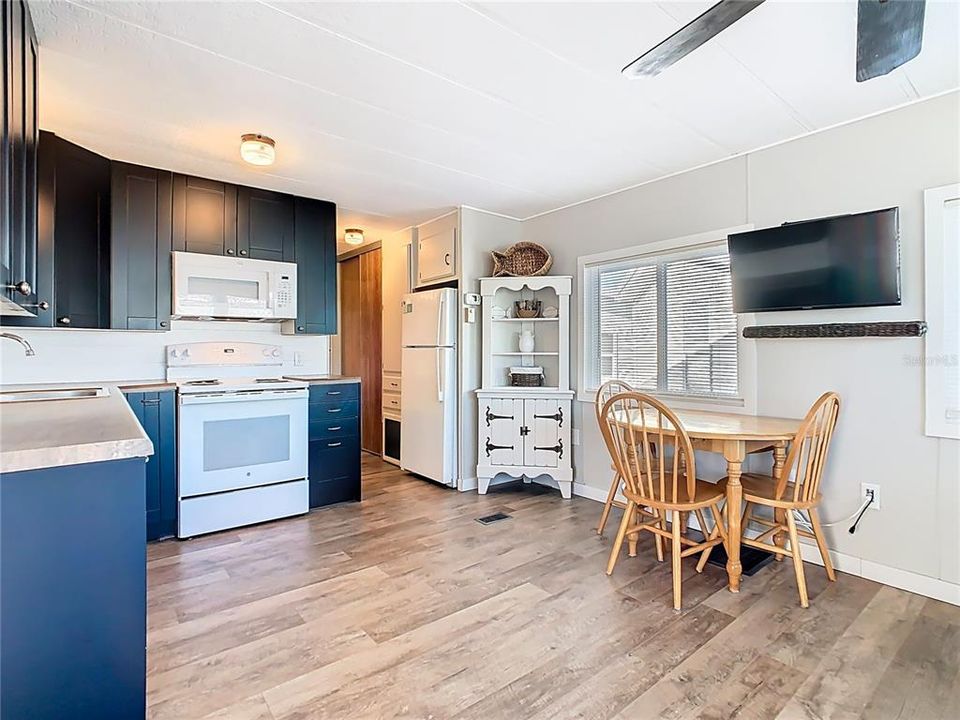 For Sale: $95,000 (1 beds, 1 baths, 408 Square Feet)