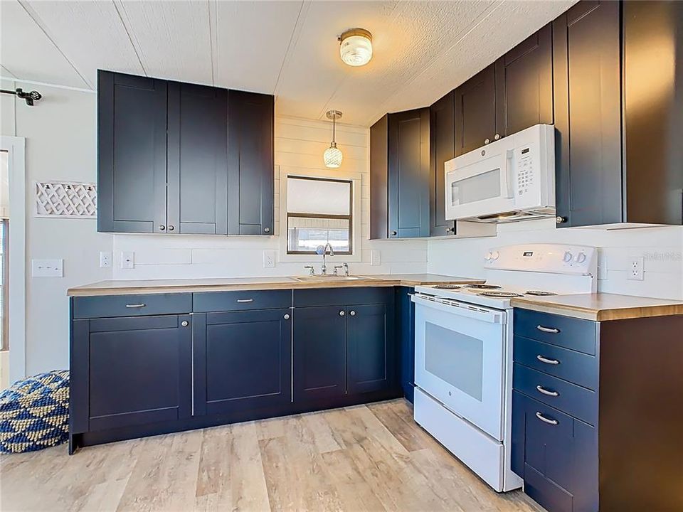 For Sale: $95,000 (1 beds, 1 baths, 408 Square Feet)