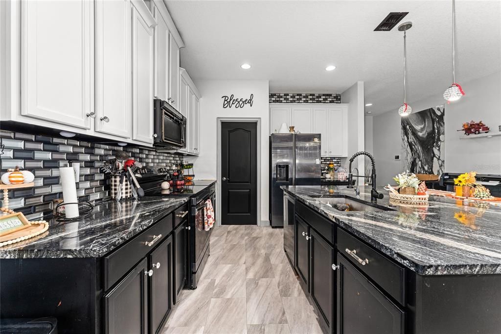 На продажу: $434,900 (4 спален, 2 ванн, 1901 Квадратных фут)