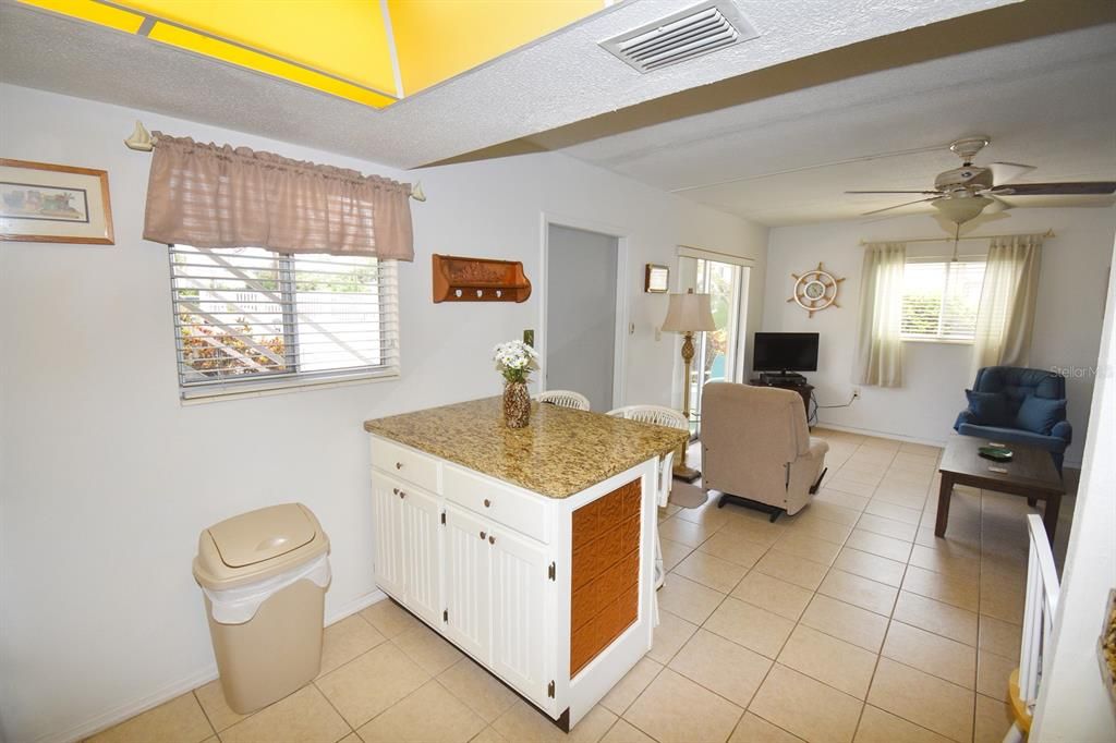 待售: $182,500 (2 贝兹, 1 浴室, 716 平方英尺)