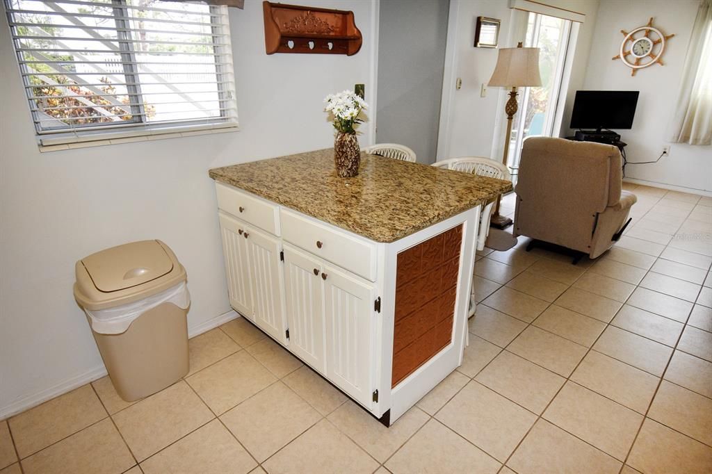 待售: $182,500 (2 贝兹, 1 浴室, 716 平方英尺)