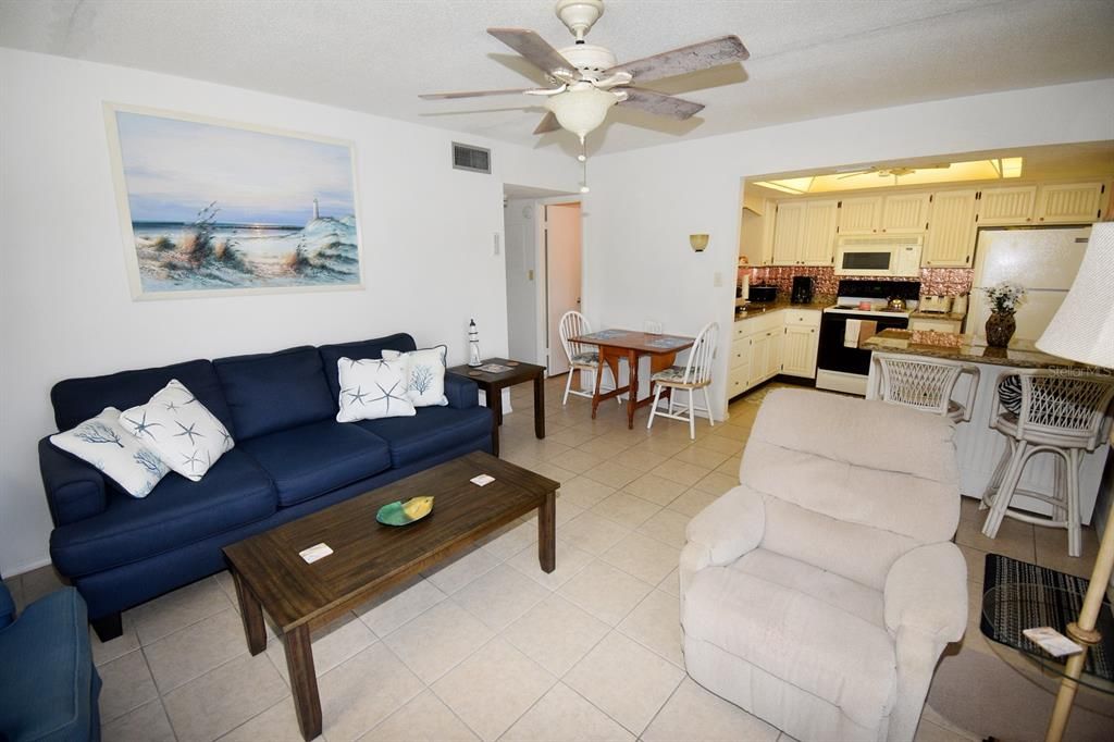 待售: $182,500 (2 贝兹, 1 浴室, 716 平方英尺)